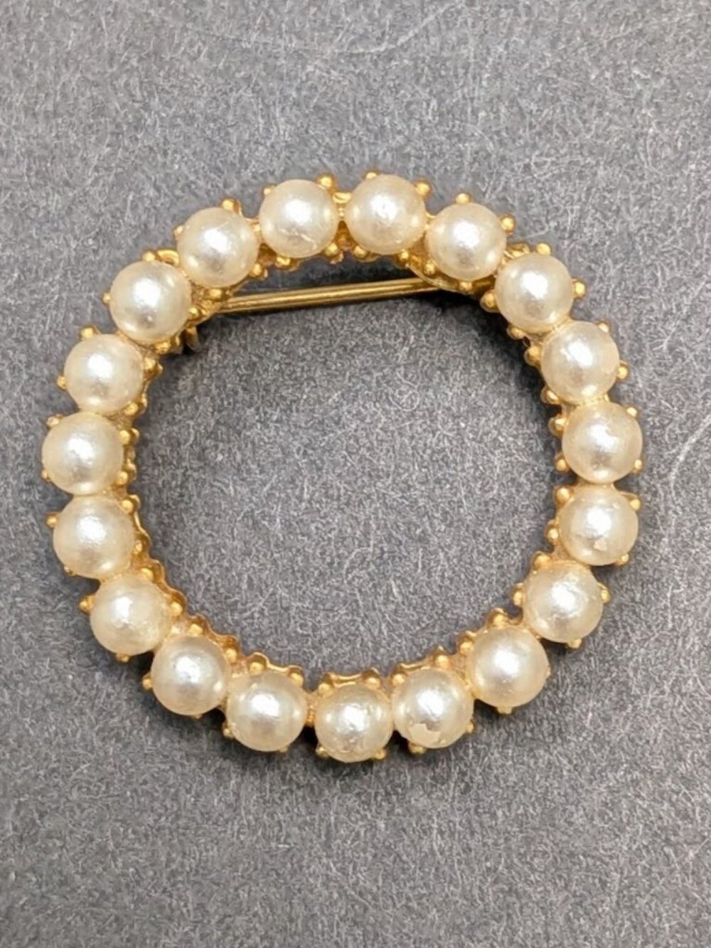 Vintage Faux Pearl Circle Brooch Gold Tone Classic Wreath Pin